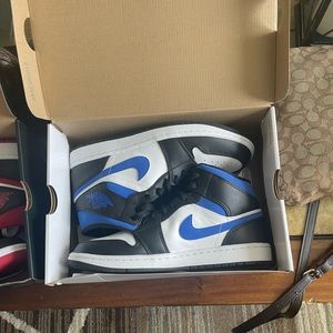 Jordan sneakers. Dowsnt fit. Has never been worn.